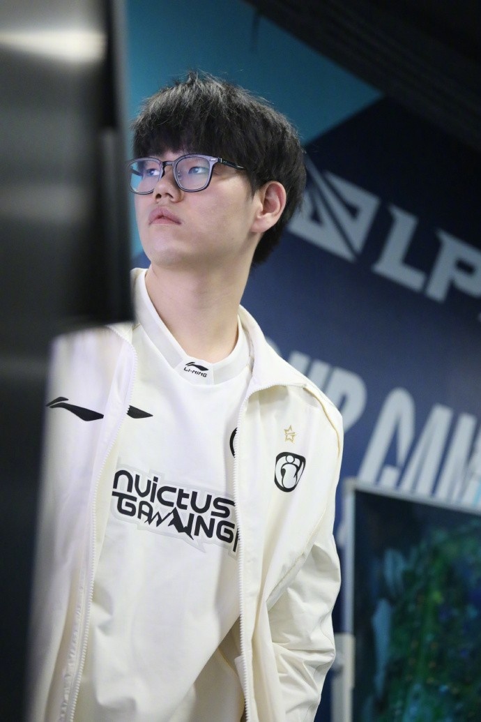 不敌WBG后IG发布赛场返图：折锋未折气，敛志更砺心